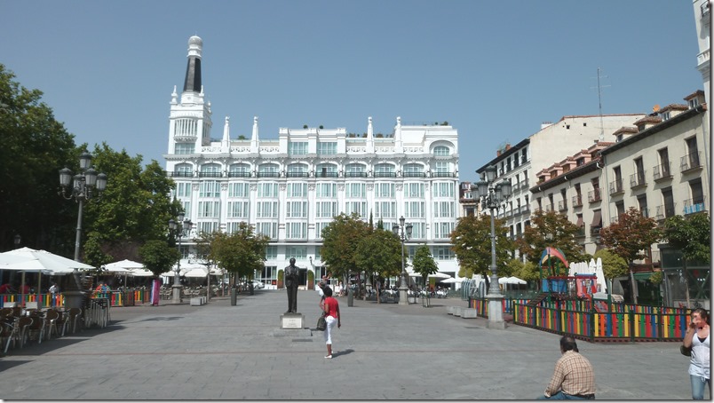 Plaza de Santa Ana: Concurrido centro de vida social en Madrid