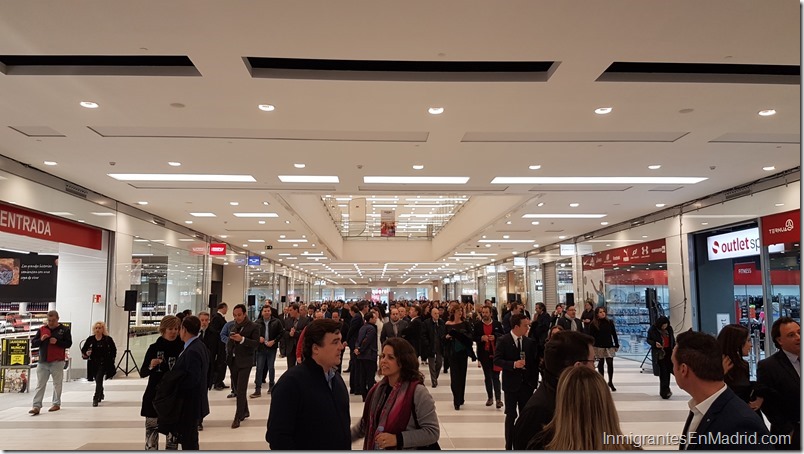 Sambil Outlet Madrid: Cuenta con un hipermercado Simply