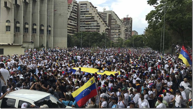 “Esa gente que marcha”; por Carleth Morales Senges