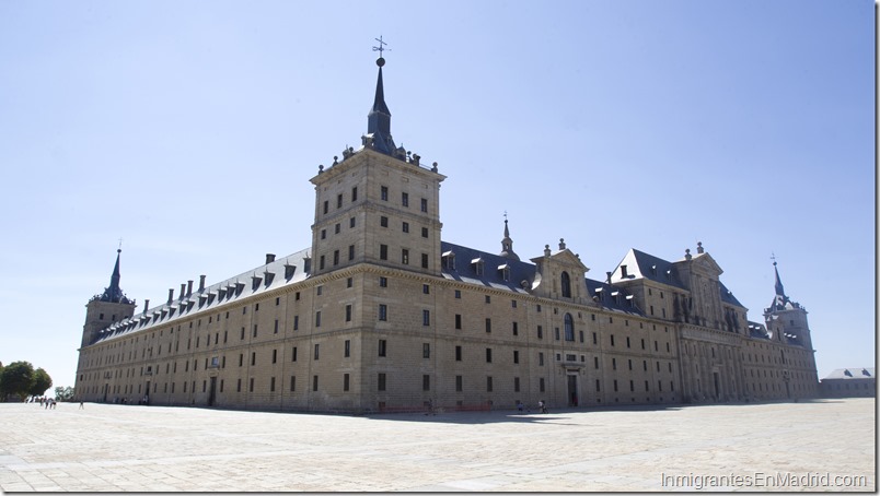 Vista general desde el patio delantero de El Real Monasterio de San Lorenzo de El Escorial.