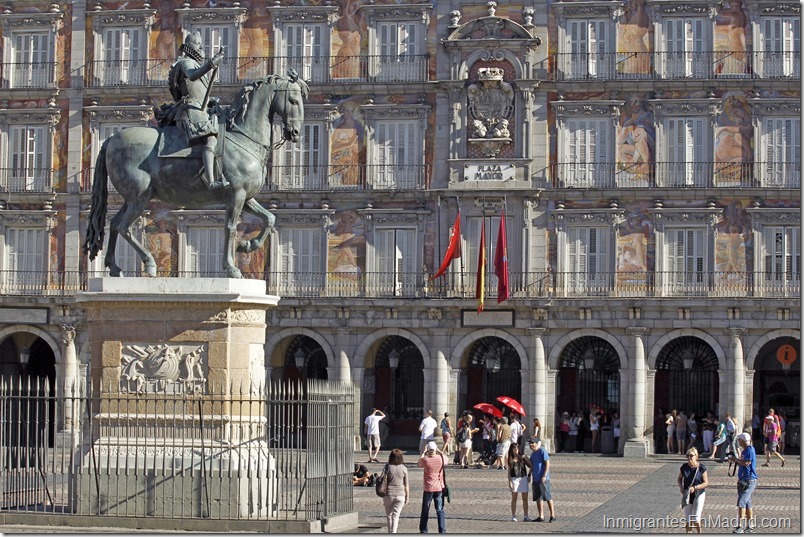 ESPAÑA - PLAZA MAYOR: MADRID, 08/06/2017.- Estatua ecuestre del rey Felipe III en la Plaza Mayor de Madrid, en sus orígenes conocida como Plaza del Arrabal. Su construcción comenzó en 1561 por orden de Felipe II tras el traslado de la corte a Madrid y terminó en 1617 reinando Felipe III . EFE/ Paolo Aguilar/ra