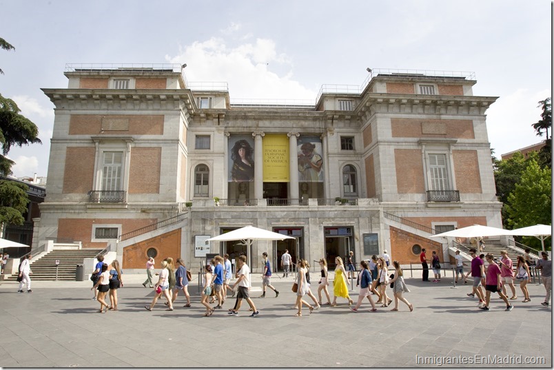 Madrid acoge tres museos de fama mundial que reúnen más de 36.000 obras y que los visitan cerca de una decena de millones de turista. En la imaen la entrada al Museo de El Prado. Foto EFE