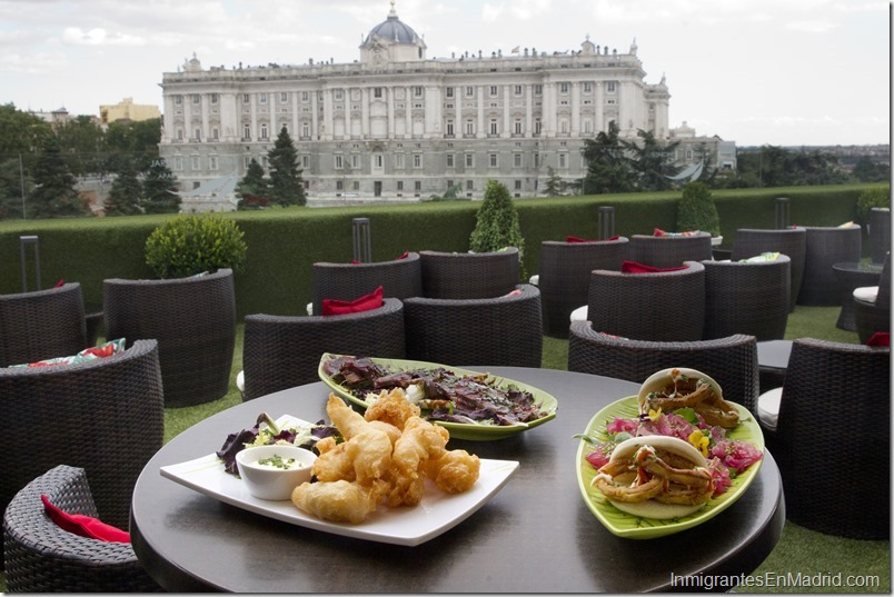 Platos de la carta del hotel Las Terrazas de Sabatini. El Palacio Real en segundo plano