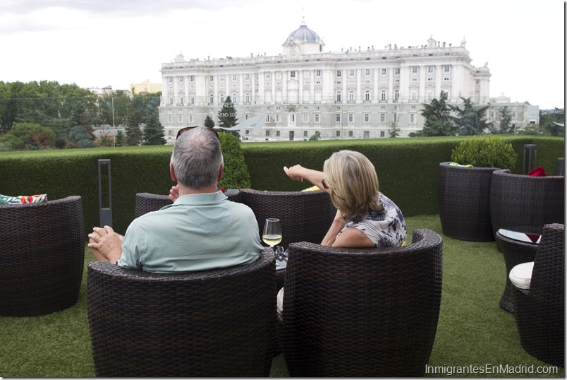 Vista de una pareja de turistas en el hotel Las Terrazas de Sabatini, con el Palacio Real en segundo plano.