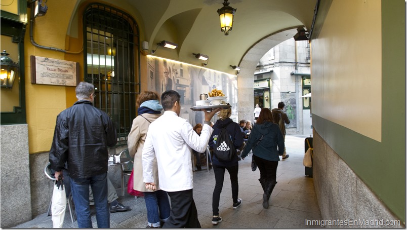 Vista del exterior de la Chocolater’a San GinŽs en el Pasadizo de San GinŽs en Madrid.