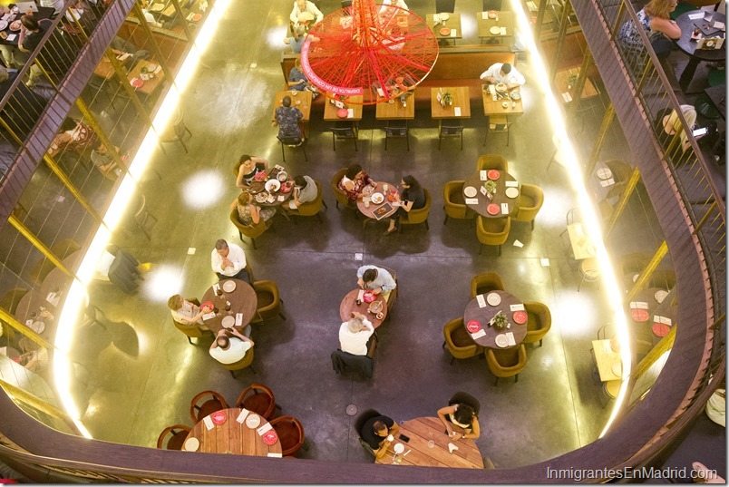 Vista del interior de Platea, un centro gastronómico situado en la calle Colón en Madrid.