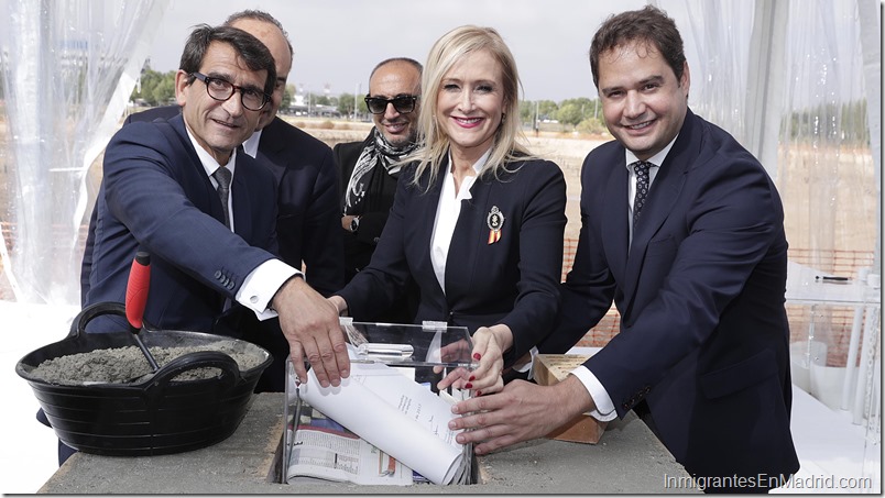 CIFUENTES ASISTE A LA COLOCACIÓN DE LA PRIMERA PIEDRA DEL CENTRO COMERCIAL OPEN SKY DE TORREJÓN DE ARDOZ La presidenta de la Comunidad, Cristina Cifuentes, asiste a la colocación de la primera piedra del centro comercial Open Sky, un nuevo centro de compras y ocio de 85.000 metros cuadrados, con una oferta de cien locales comerciales, cines y un aparcamiento con 3.500 plazas. Foto. D. Sinova 