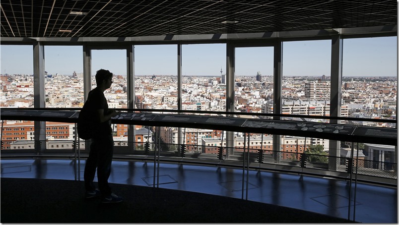 ESPAÑA FARO MONCLOA:GRA319. MADRID, 03/07/2017.- Vista del interior del madrileño Faro de Moncloa, una torre mirador de 110 metros de altura localizada en frente del Museo de América, que reabrirá su acceso al público mañana, martes, después de las reparaciones a las que ha sido sometido tras un incendio que le afectó en enero del año pasado. EFE/Paco Campos