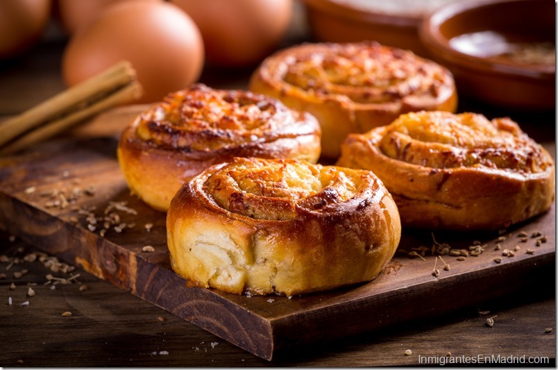 close up of cinnamon rolls with cheese, Golfeados