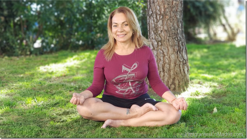 La venezolana Deyamina Morán ofrece clases de yoga a domicilio en Madrid